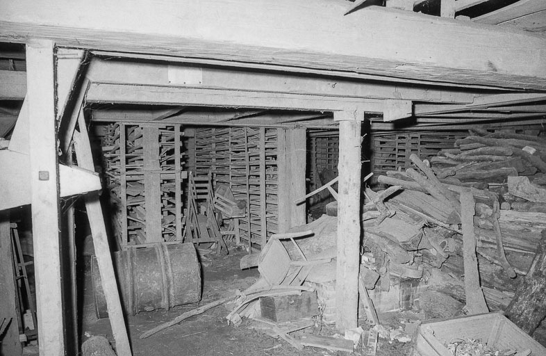 Intérieur du séchoir. © Bernard Lardière / Région Bourgogne-Franche-Comté, Inventaire du patrimoine - 1979