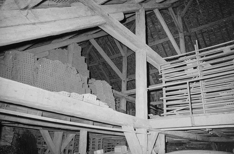 Intérieur du séchoir. © Bernard Lardière / Région Bourgogne-Franche-Comté, Inventaire du patrimoine - 1979