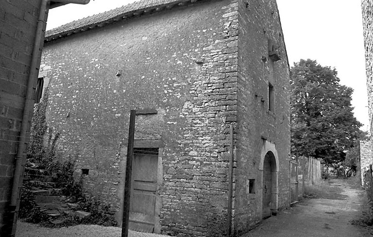 Façades antérieure et latérale droite. © Bernard Lardière / Région Bourgogne-Franche-Comté, Inventaire du patrimoine - 1979