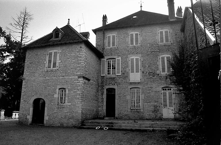 Façade antérieure sur cour de la maison de maître. © Bernard Lardière / Région Bourgogne-Franche-Comté, Inventaire du patrimoine - 1979
