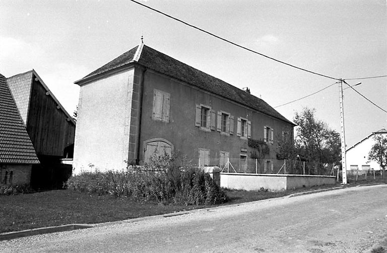Vue d'ensemble de trois quarts gauche. © Bernard Lardière / Région Bourgogne-Franche-Comté, Inventaire du patrimoine - 1979