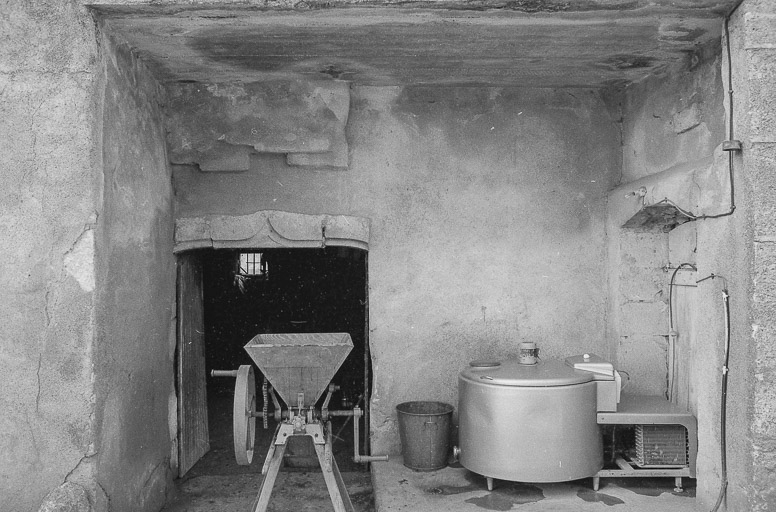 Entrée de cave. © Bernard Lardière / Région Bourgogne-Franche-Comté, Inventaire du patrimoine - 1979
