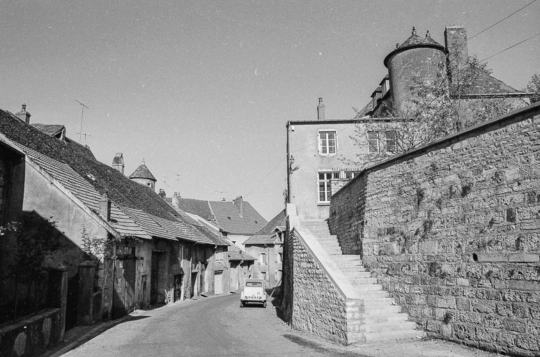 Enceinte, place de l'Eglise. © Bernard Lardière / Région Bourgogne-Franche-Comté, Inventaire du patrimoine - 1979