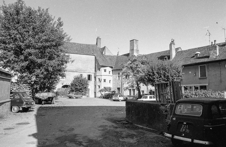 Vue d'ensemble de la cour. © Bernard Lardière / Région Bourgogne-Franche-Comté, Inventaire du patrimoine - 1979
