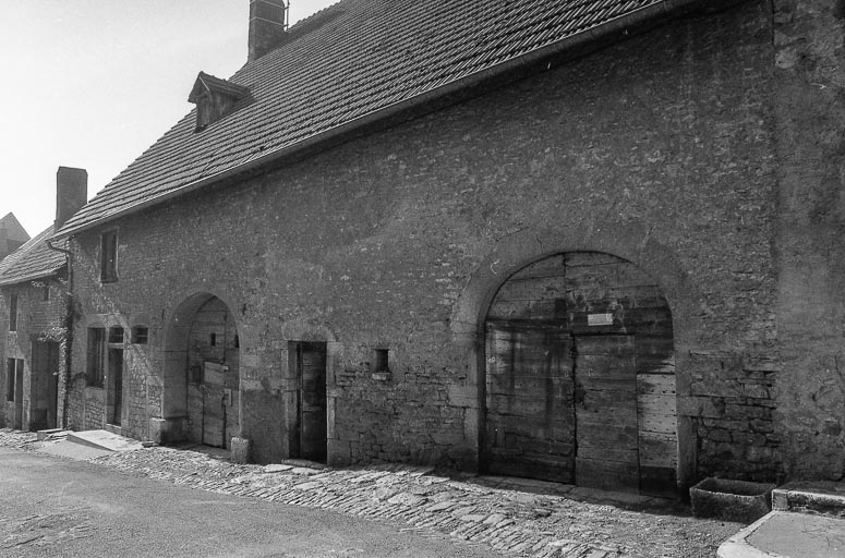 Façade antérieure vue de trois quarts droit. © Bernard Lardière / Région Bourgogne-Franche-Comté, Inventaire du patrimoine - 1979