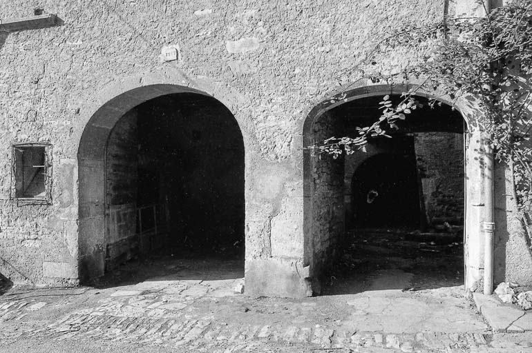 Détail de la façade sur rue. © Bernard Lardière / Région Bourgogne-Franche-Comté, Inventaire du patrimoine - 1979