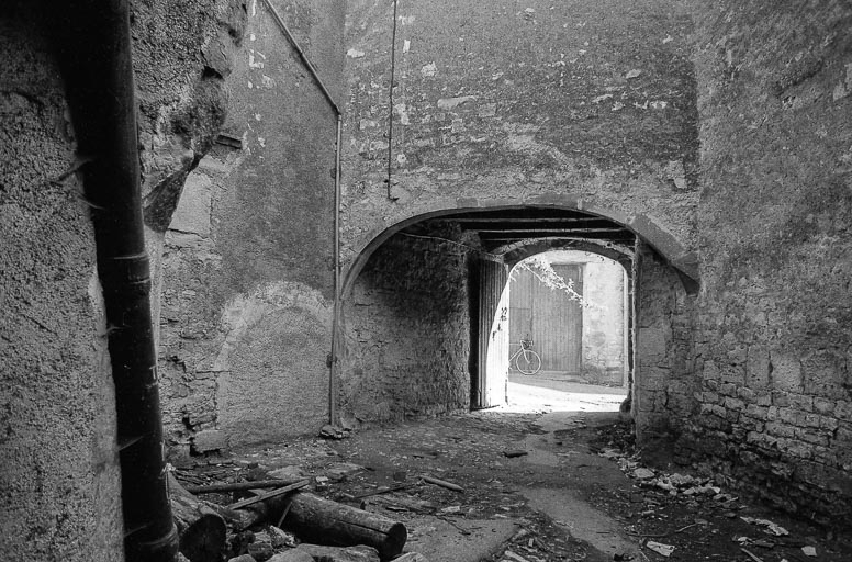 Vue du porche depuis la cour. © Bernard Lardière / Région Bourgogne-Franche-Comté, Inventaire du patrimoine - 1979