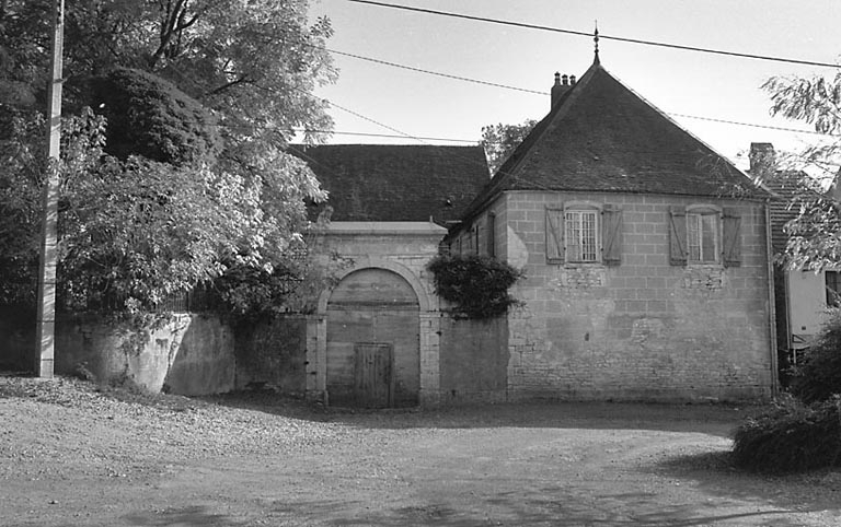 Façade sur rue. © Bernard Lardière / Région Bourgogne-Franche-Comté, Inventaire du patrimoine - 1979