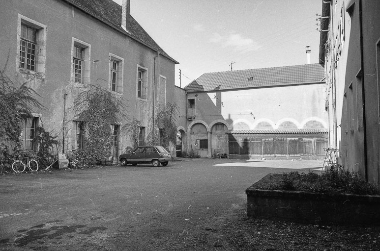 Première cour : façades. © Bernard Lardière / Région Bourgogne-Franche-Comté, Inventaire du patrimoine - 1979