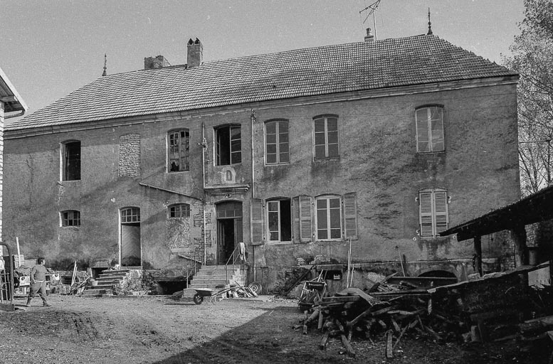 Façade antérieure sur cour. © Bernard Lardière / Région Bourgogne-Franche-Comté, Inventaire du patrimoine - 1979