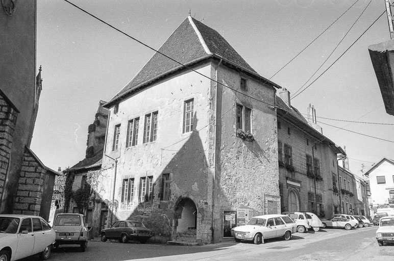 Façades antérieure et latérale gauche. © Bernard Lardière / Région Bourgogne-Franche-Comté, Inventaire du patrimoine - 1979
