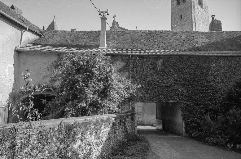 Bâtiment d'entrée : façade sur cour. © Bernard Lardière / Région Bourgogne-Franche-Comté, Inventaire du patrimoine - 1979
