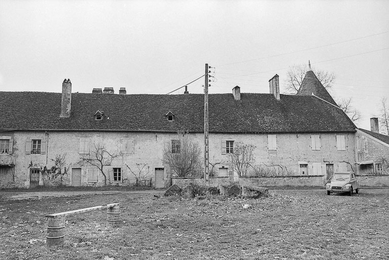 Façade sur cour du logement ouvrier. Vue de face sud en 1979. © Jack Dumont / Région Bourgogne-Franche-Comté, Inventaire du patrimoine - 1979