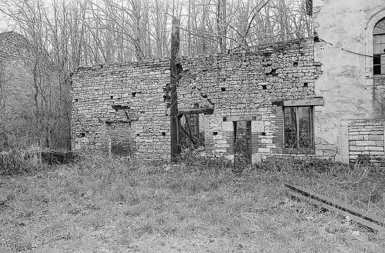 Vestiges des magasins sur le mur d'enceinte sud en 1979. © Jack Dumont / Région Bourgogne-Franche-Comté, Inventaire du patrimoine - 1979