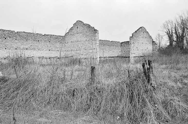Vestiges des remises (?) sur le mur d'enceinte nord en 1979. © Jack Dumont / Région Bourgogne-Franche-Comté, Inventaire du patrimoine - 1979