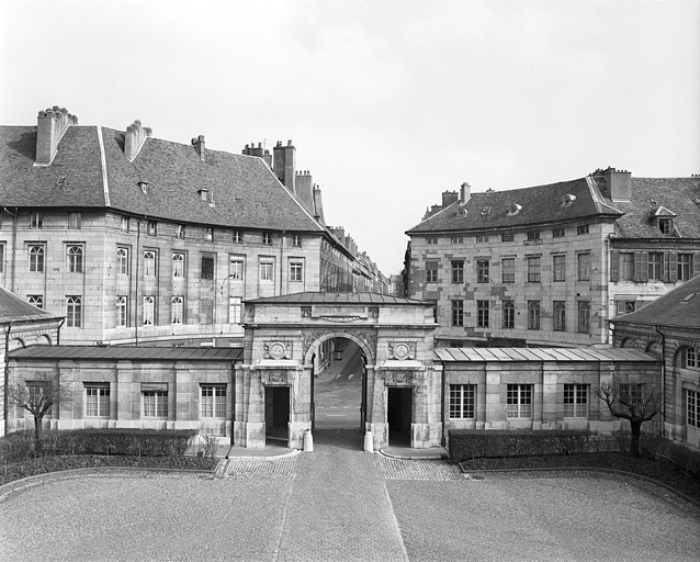 Vue du portail d'entrée depuis l'intérieur de la cour. © Yves Sancey / Région Bourgogne-Franche-Comté, Inventaire du patrimoine - 1980