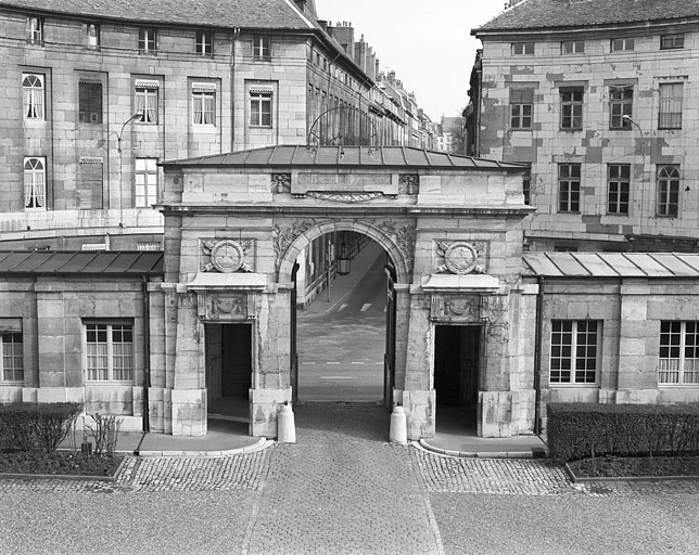Vue du portail d'entrée depuis l'intérieur de la cour : vue rapprochée. © Yves Sancey / Région Bourgogne-Franche-Comté, Inventaire du patrimoine - 1980