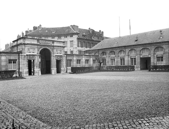 Vue de la cour de trois quarts gauche. © Yves Sancey / Région Bourgogne-Franche-Comté, Inventaire du patrimoine - 1980