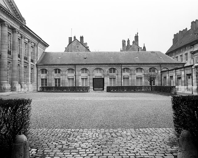 Vue de l'aile droite sur cour, de face. © Yves Sancey / Région Bourgogne-Franche-Comté, Inventaire du patrimoine - 1980