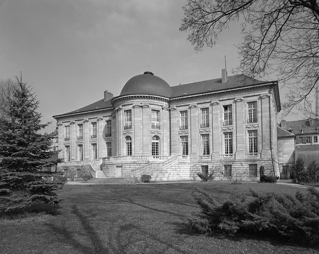 Façade postérieure, de trois quarts droit. © Yves Sancey / Région Bourgogne-Franche-Comté, Inventaire du patrimoine - 1980