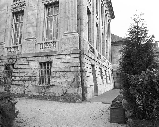 Façade postérieure : détail du soubassement de l'angle droit. © Yves Sancey / Région Bourgogne-Franche-Comté, Inventaire du patrimoine - 1980