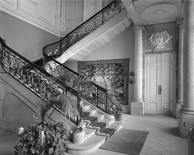 Intérieur, escalier : vue d'ensemble de trois quarts gauche. © Yves Sancey / Région Bourgogne-Franche-Comté, Inventaire du patrimoine - 1980