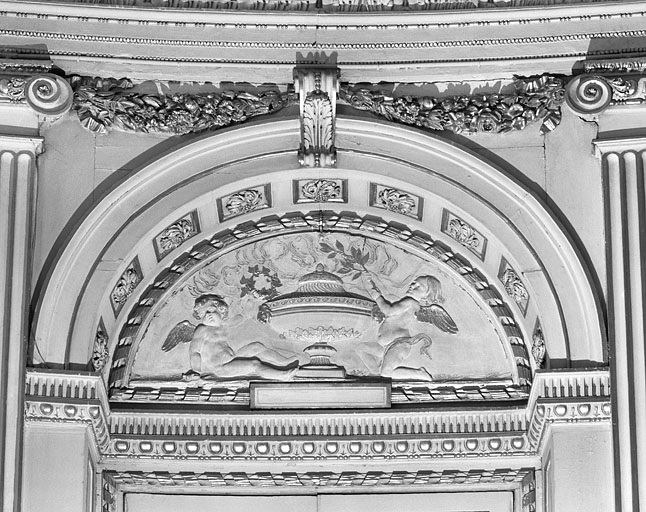 Salon de la rotonde : tympan de porte. © Yves Sancey / Région Bourgogne-Franche-Comté, Inventaire du patrimoine - 1980