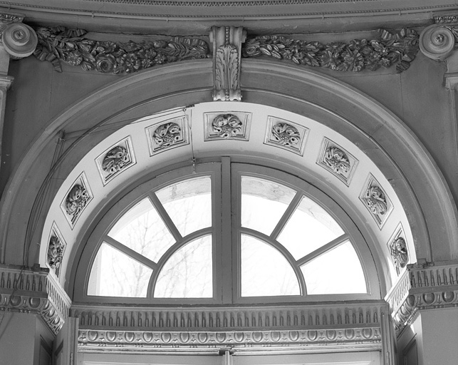 Salon de la rotonde : partie supérieure d'une fenêtre. © Yves Sancey / Région Bourgogne-Franche-Comté, Inventaire du patrimoine - 1980