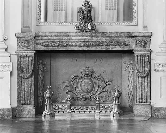 Salon de la rotonde : détail de la cheminée. © Yves Sancey / Région Bourgogne-Franche-Comté, Inventaire du patrimoine - 1980
