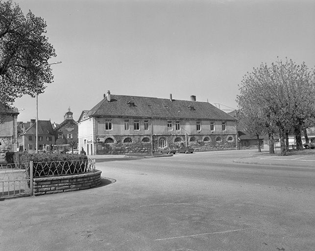 Façade postérieure : corps de bâtiment gauche sur l'ancien canal. © Yves Sancey / Région Bourgogne-Franche-Comté, Inventaire du patrimoine - 1980