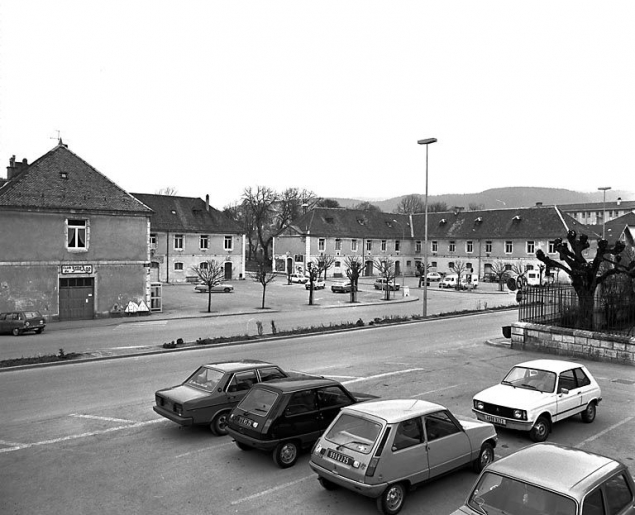 Vue d'ensemble sur la place. © Yves Sancey / Région Bourgogne-Franche-Comté, Inventaire du patrimoine - 1980