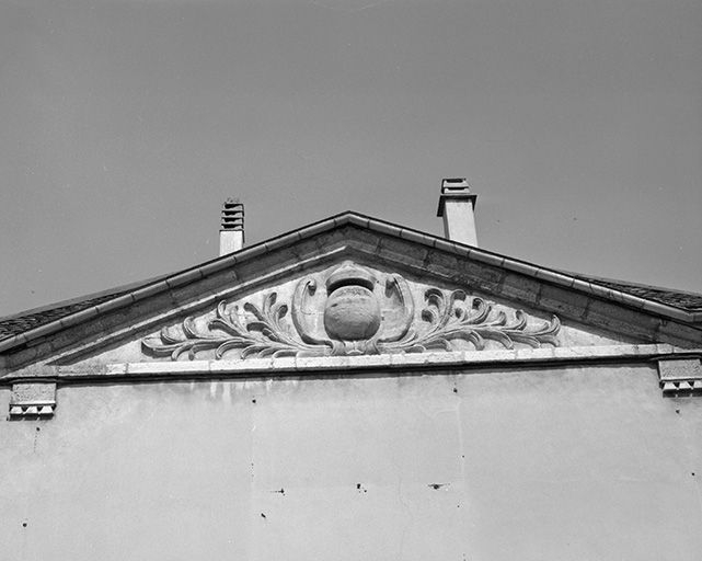 Fronton de pignon sur rue. © Yves Sancey / Région Bourgogne-Franche-Comté, Inventaire du patrimoine - 1980