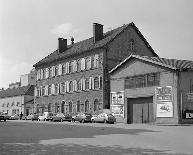 Façade sur rue, vue de trois quarts droit. © Yves Sancey / Région Bourgogne-Franche-Comté, Inventaire du patrimoine - 1980