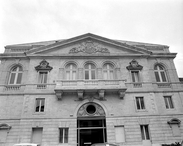 Façade antérieure. Corps central, vue d'ensemble. © Yves Sancey / Région Bourgogne-Franche-Comté, Inventaire du patrimoine - 1980 Façade antérieure. Corps central, vue d'ensemble. © Yves Sancey / Région Bourgogne-Franche-Comté, Inventaire du patrimoine - 1980