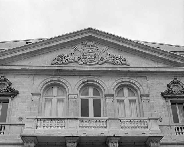Façade antérieure. Corps central, fenêtre et fronton. © Yves Sancey / Région Bourgogne-Franche-Comté, Inventaire du patrimoine - 1980 Façade antérieure. Corps central, fenêtre et fronton. © Yves Sancey / Région Bourgogne-Franche-Comté, Inventaire du patrimoine - 1980