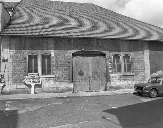Façade sur rue, vue de face. © Yves Sancey / Région Bourgogne-Franche-Comté, Inventaire du patrimoine - 1980