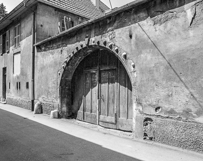 Portail à bossage rond, vue de trois quart droit. © Yves Sancey / Région Bourgogne-Franche-Comté, Inventaire du patrimoine - 1980
