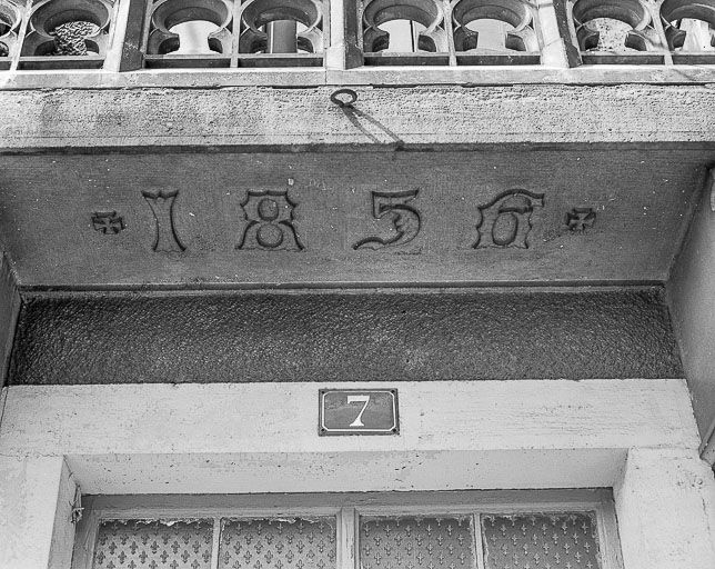 Détail : date inscrite sous le balçon. © Yves Sancey / Région Bourgogne-Franche-Comté, Inventaire du patrimoine - 1980