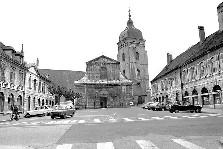 La place Saint-Bénigne en 1980, vue depuis la rue J. Mathez. © Yves Sancey / Région Bourgogne-Franche-Comté, Inventaire du patrimoine - 1980