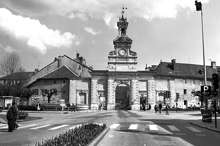 La porte Saint-Pierre prise entre les vestiges des murs de fortifications. © Yves Sancey / Région Bourgogne-Franche-Comté, Inventaire du patrimoine - 1980