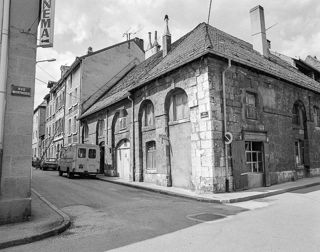 Façade sur la rue Montrieux, de trois-quarts droit. © Yves Sancey / Région Bourgogne-Franche-Comté, Inventaire du patrimoine - 1980