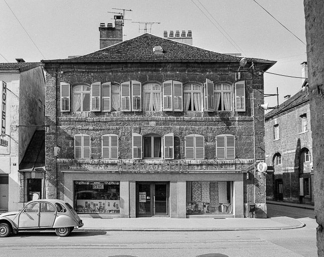 Façade sur rue de la République, vue de face. © Yves Sancey / Région Bourgogne-Franche-Comté, Inventaire du patrimoine - 1980