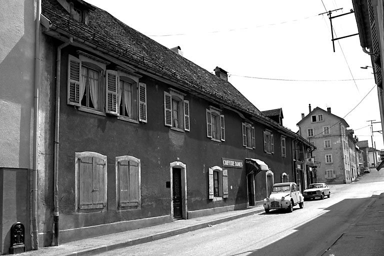 Façade sur rue de trois quarts gauche. © Yves Sancey / Région Bourgogne-Franche-Comté, Inventaire du patrimoine - 1980