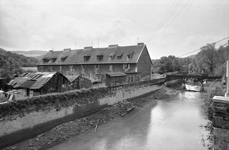 Logement d'ouvriers situé sur l'île. Vue de trois quarts arrière depuis l'aval en 1980. © J. Dumont / Région Bourgogne-Franche-Comté, Inventaire du patrimoine - 1980