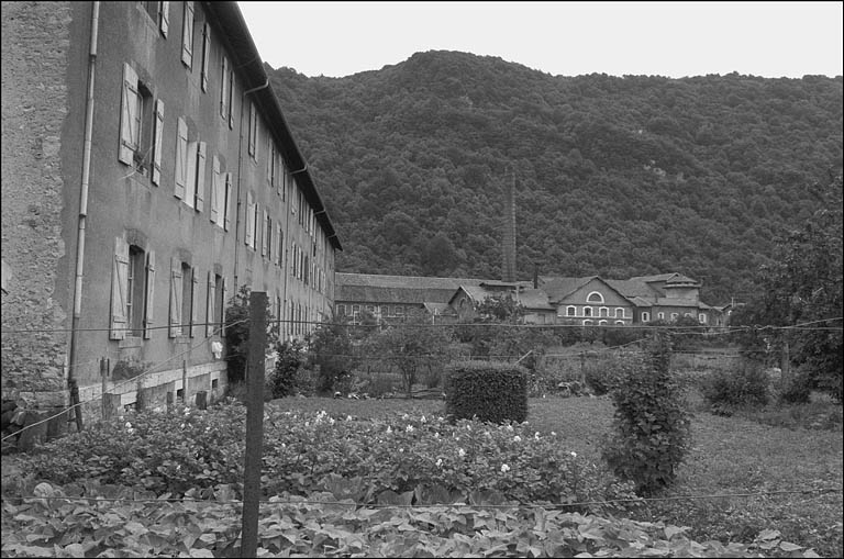 L'usine depuis un logement ouvrier en 1980. © Bernard Lardière / Région Bourgogne-Franche-Comté, Inventaire du patrimoine - 1980