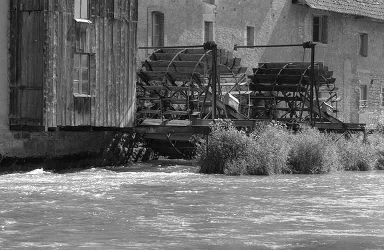Façade postérieure : les deux roues à aubes. © Yves Sancey / Région Bourgogne-Franche-Comté, Inventaire du patrimoine - 1980