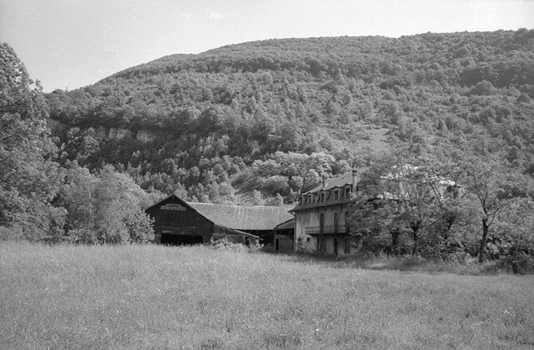 Vue d'ensemble depuis le pré. © Bernard Lardière / Région Bourgogne-Franche-Comté, Inventaire du patrimoine - 1980 Vue d'ensemble depuis le pré. © Bernard Lardière / Région Bourgogne-Franche-Comté, Inventaire du patrimoine - 1980
