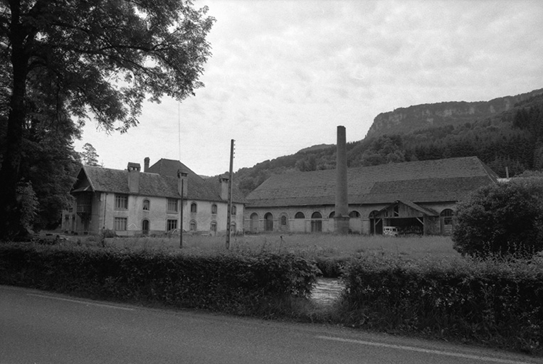 Vue d'ensemble depuis la rive droite de la Loue. © Bernard Lardière / Région Bourgogne-Franche-Comté, Inventaire du patrimoine - 1980 Vue d'ensemble depuis la rive droite de la Loue. © Bernard Lardière / Région Bourgogne-Franche-Comté, Inventaire du patrimoine - 1980