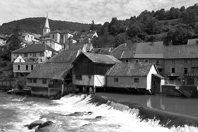 Vue générale depuis la rive gauche de la Loue. © Bernard Lardière / Région Bourgogne-Franche-Comté, Inventaire du patrimoine - 1980
