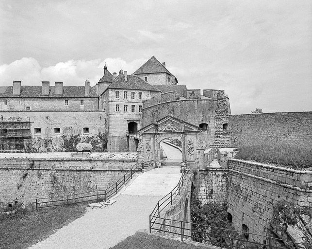 Vue sur la 3e enceinte et les casemates Vauban. © Yves Sancey / Région Bourgogne-Franche-Comté, Inventaire du patrimoine - 1980